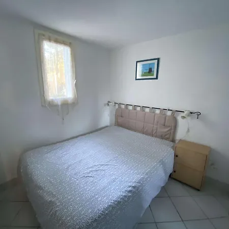 Villa Mitoyenne Climatisee, Calme Avec Piscine Et Parking, Proche Et Port, Pour 6 Personnes - Fr-1-607-125