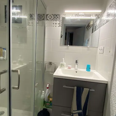 Villa Mitoyenne Climatisee, Calme Avec Piscine Et Parking, Proche Et Port, Pour 6 Personnes - Fr-1-607-125 *
