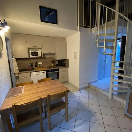 Mitoyenne Climatisee, Calme Avec Piscine Et Parking, Proche Et Port, Pour 6 Personnes - Fr-1-607-125