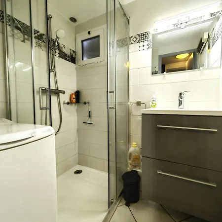 Mitoyenne Climatisee, Calme Avec Piscine Et Parking, Proche Et Port, Pour 6 Personnes - Fr-1-607-125