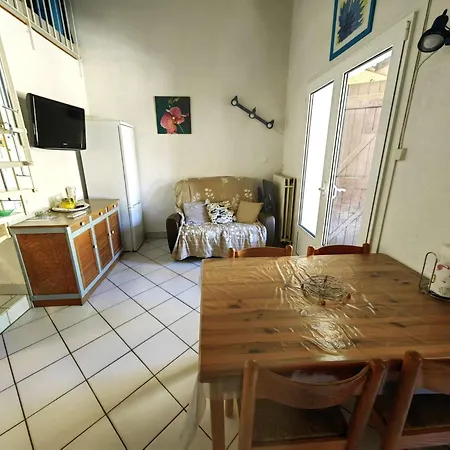 Villa Mitoyenne Climatisee, Calme Avec Piscine Et Parking, Proche Et Port, Pour 6 Personnes - Fr-1-607-125 *
